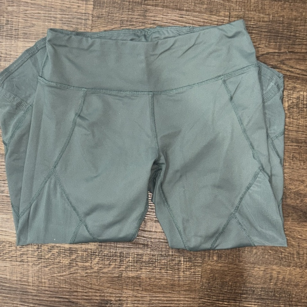 Women’s athletic capris with see through detail on thighs - Picture 2 of 4